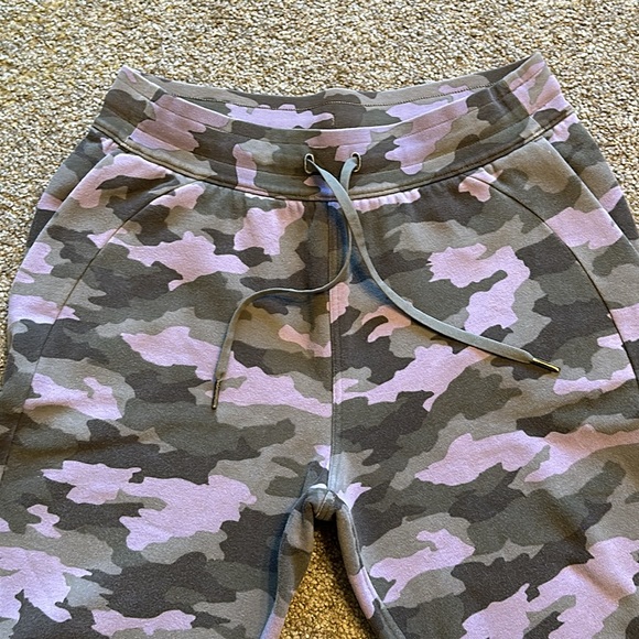 Lululemon Scuba High-Rise Jogger - Picture 5 of 14